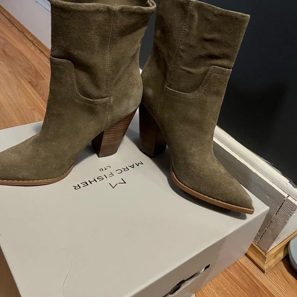 Suede never worn boots - Picture 3 of 5